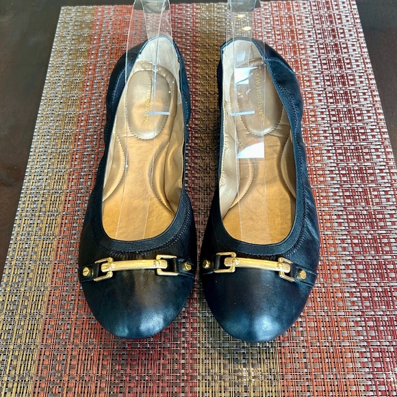 NIB Town Shoes Black “Alice” Ballet Flats with Gold Bar Detail Size 10 - Picture 2 of 9